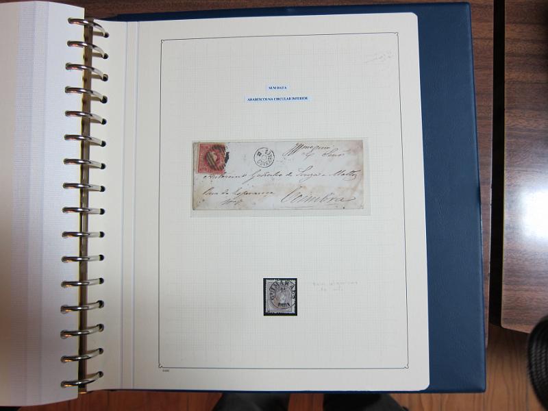 0019 (130).JPG -     Lote:    19      Marcofilia      Lotes Especiais       Descrição:         Portugal. Colecção especializada de carimbos de duplo círculo, tipo 1852, montada em 4 álbuns Lindner, com selos de diversas emissões e cartas, com estudo minucioso de cada marca. Lote a ver.         Lote       Valor Base:     &euro; 2.500,00     Valor Venda:     Retirado     